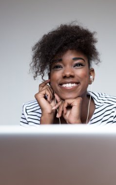 dizüstü bilgisayar kullanan öğrenci kız 