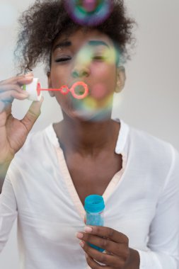 güzel kadın üfleme kabarcıklar 