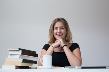 Görevdeki genç bayan.