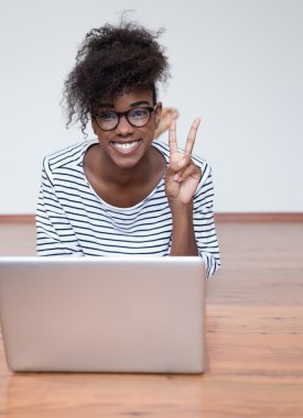 dizüstü bilgisayar kullanan öğrenci kız 