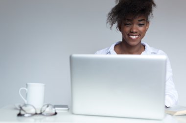 Onu laptop çalışma genç serbest meslek