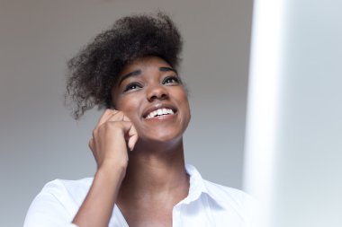 Afrikalı kız cep telefonunuzun ve