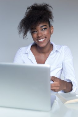 Dizüstü bilgisayarda yazarak iş kadını