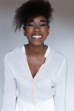 Beyaz gömlek gülümseyen kadın