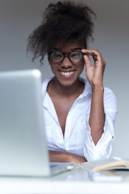 Onu laptop çalışma genç serbest meslek