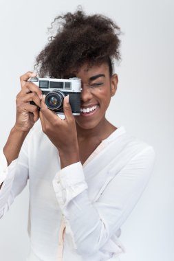 Afro Amerikalı kadın vintage fotoğraf makinesi ile