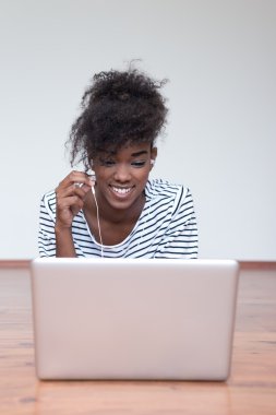 dizüstü bilgisayar kullanan öğrenci kız 