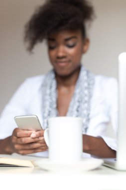 Afrikalı kız cep telefonunuzun ve