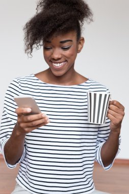 Cep telefonu kullanan kız