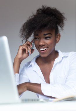 Afrikalı kız cep telefonunuzun ve