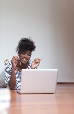 dizüstü bilgisayar kullanan öğrenci kız 