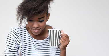 çizgili tişört Afro kadında