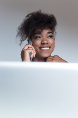 dizüstü bilgisayar kullanan mutlu kız