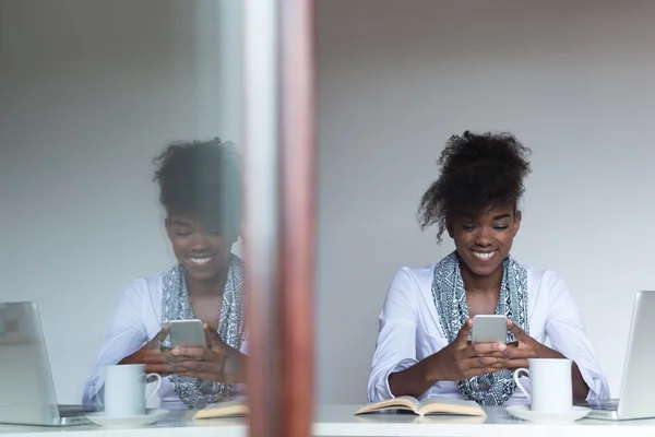 Příležitostné podnikatelka SMS na telefonu — Stock fotografie