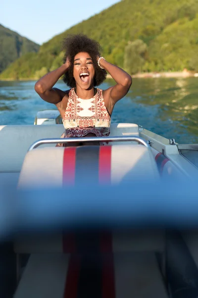 Schöne Mädchen genießen Bootsfahrt — Stockfoto
