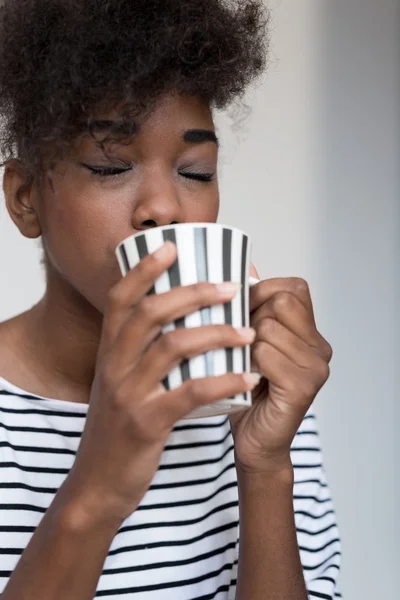 Afro kvinna med kaffekopp — Stockfoto