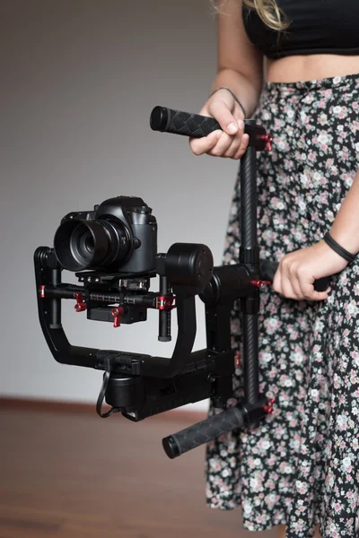 Mujer videógrafo usando cámara — Foto de Stock