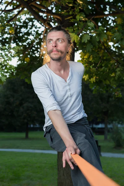 공원에서 여유 줄을 연습 하는 남자 — 스톡 사진