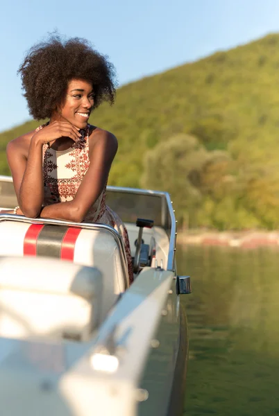 Belle fille appréciant la promenade en bateau — Photo