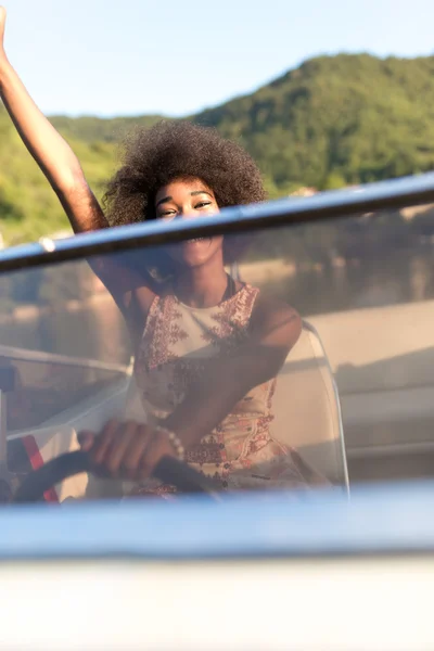 Menina bonita desfrutando de passeio de barco — Fotografia de Stock