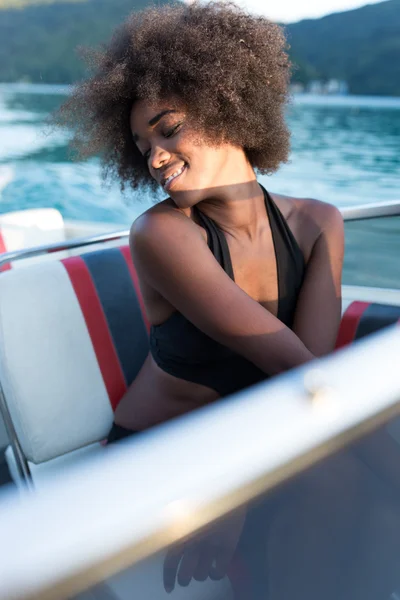 Bella ragazza godendo giro in barca — Foto Stock