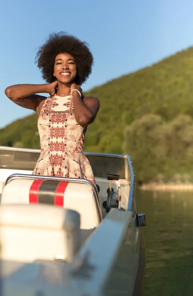 Hermosa chica disfrutando paseo en barco —  Fotos de Stock