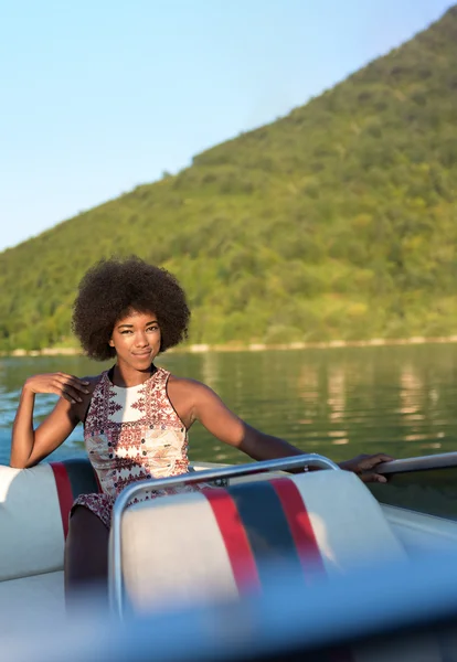 Bella ragazza godendo giro in barca — Foto Stock