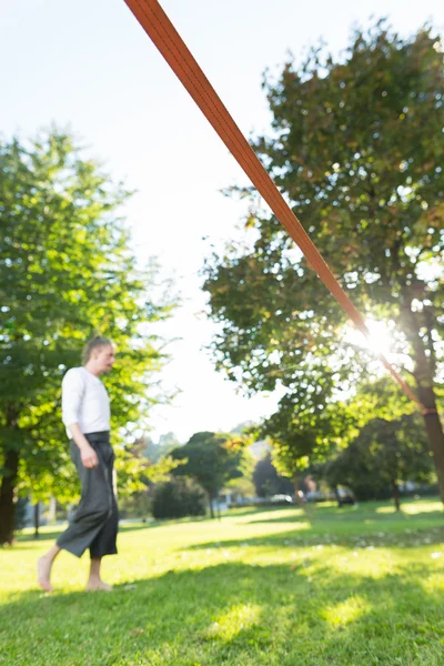 Człowiek, praktykujących luzu linii w parku — Zdjęcie stockowe