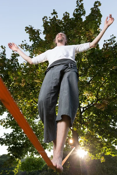 Hombre practicando la línea floja en el parque — Foto de Stock