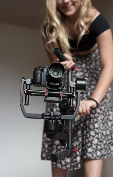 Mujer videógrafo usando cámara — Foto de Stock