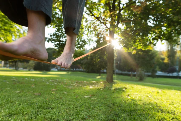 Ο άνθρωπος εν ενεργεία slack line στο πάρκο — Φωτογραφία Αρχείου