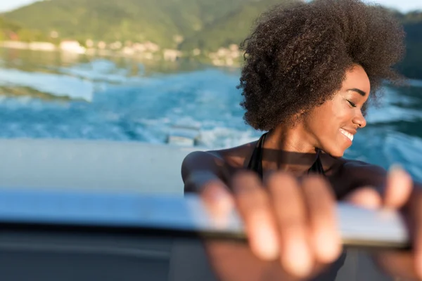 Güzel kız zevk tekne yolculuğu