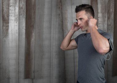 Çalışan bir mola bir adam portresi 