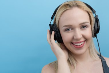 Kulaklıklı genç bir kadın.