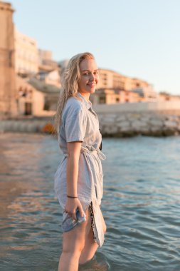 Sahilde güzel bir kadın