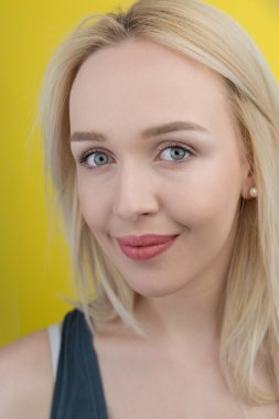 Güzel sarışın kadın. 