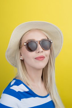 Genç kadın yaz şapka