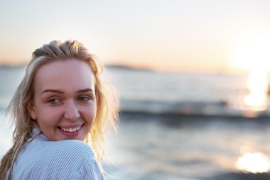 Sahilde güzel bir kadın