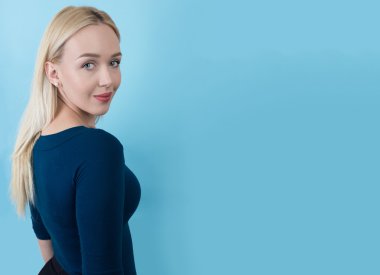 Güzel sarışın kadın.