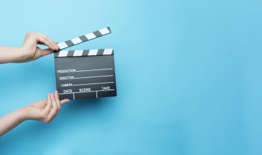 Film clapper tutan kadın