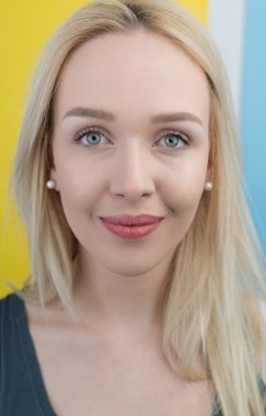 Güzel sarışın kadın. 