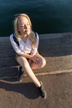 Rıhtımda güzel genç kadın