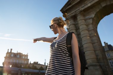 Güzel genç bayan seyahat ediyor.