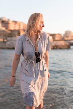 Sahilde güzel bir kadın