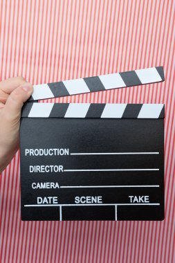 Film clapper tutan kadın