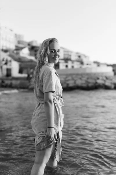 Hermosa mujer en la playa —  Fotos de Stock