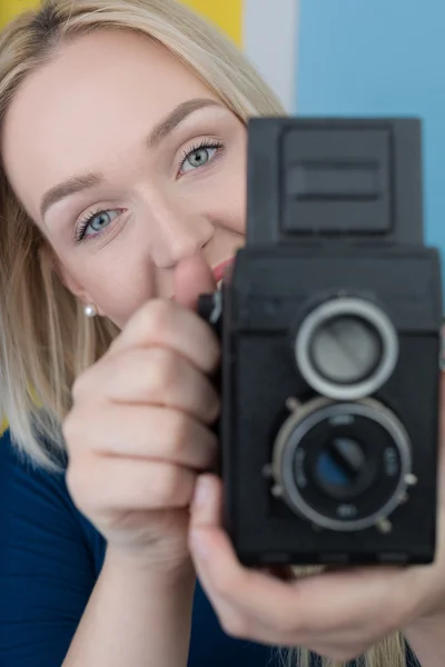 Jeune fille avec caméra vintage — Photo
