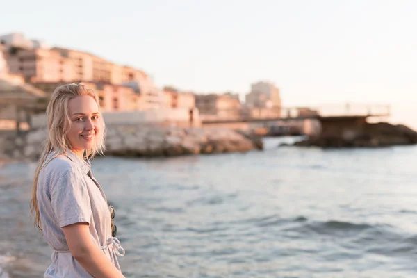 Vacker kvinna på stranden — Stockfoto