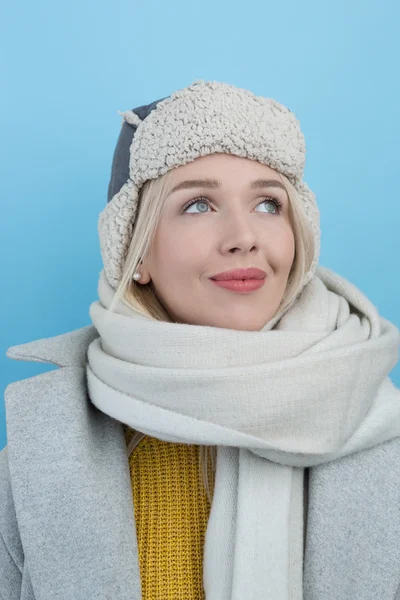 Femme dans un chapeau d'hiver laineux avec des oreillettes — Photo
