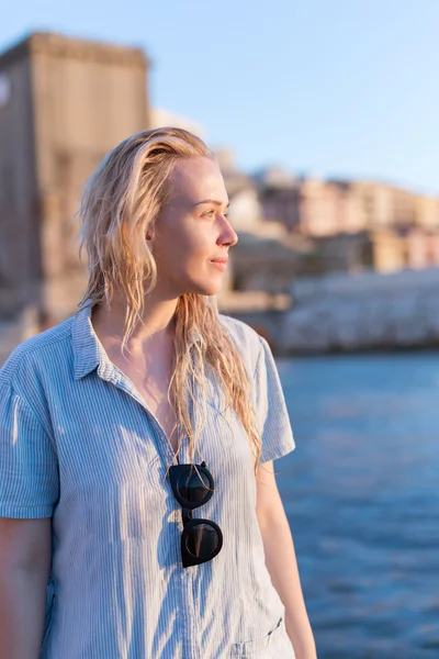 Vacker kvinna på stranden — Stockfoto